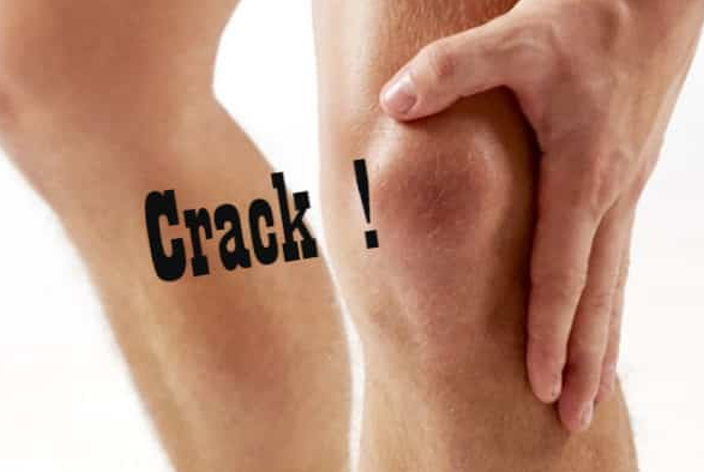 ¿Por qué truena la rodilla al caminar?